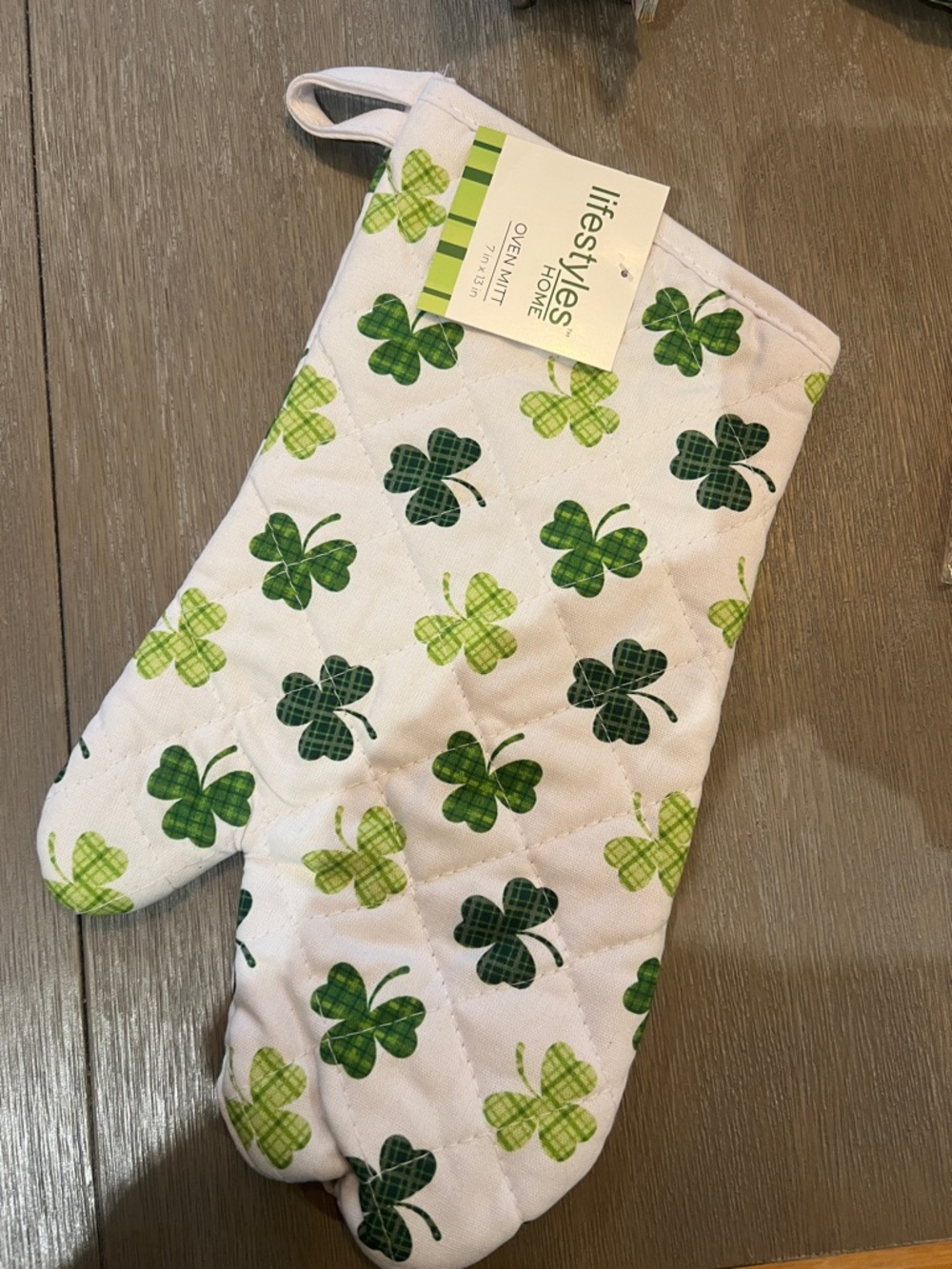 Home White & Green Shamrock Oven Mitt